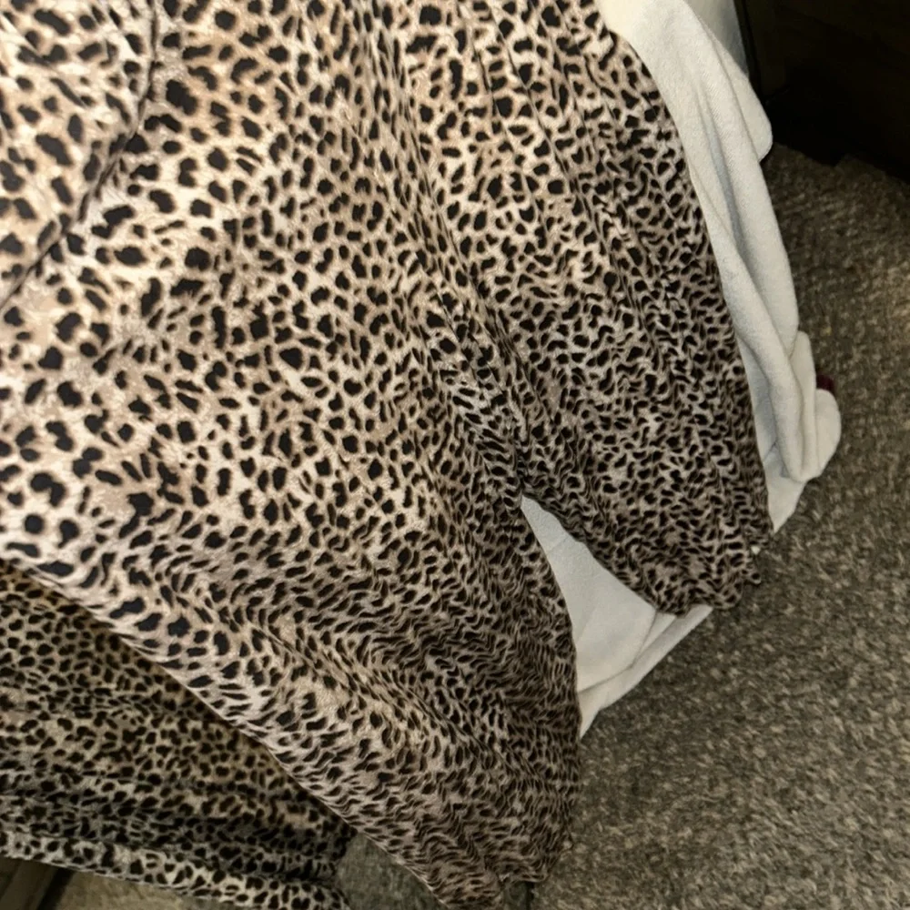 Torrid Animal Print cropped wide leg pant jumper. Size 1x - Picture 4 of 5